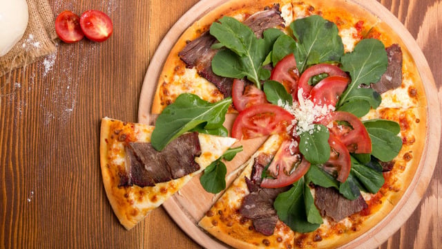 Gurme Lezzet: Füme Kaburgalı Pizza
