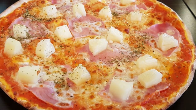 Farklılık İsteyene: Ananaslı Jambonlu Pizza