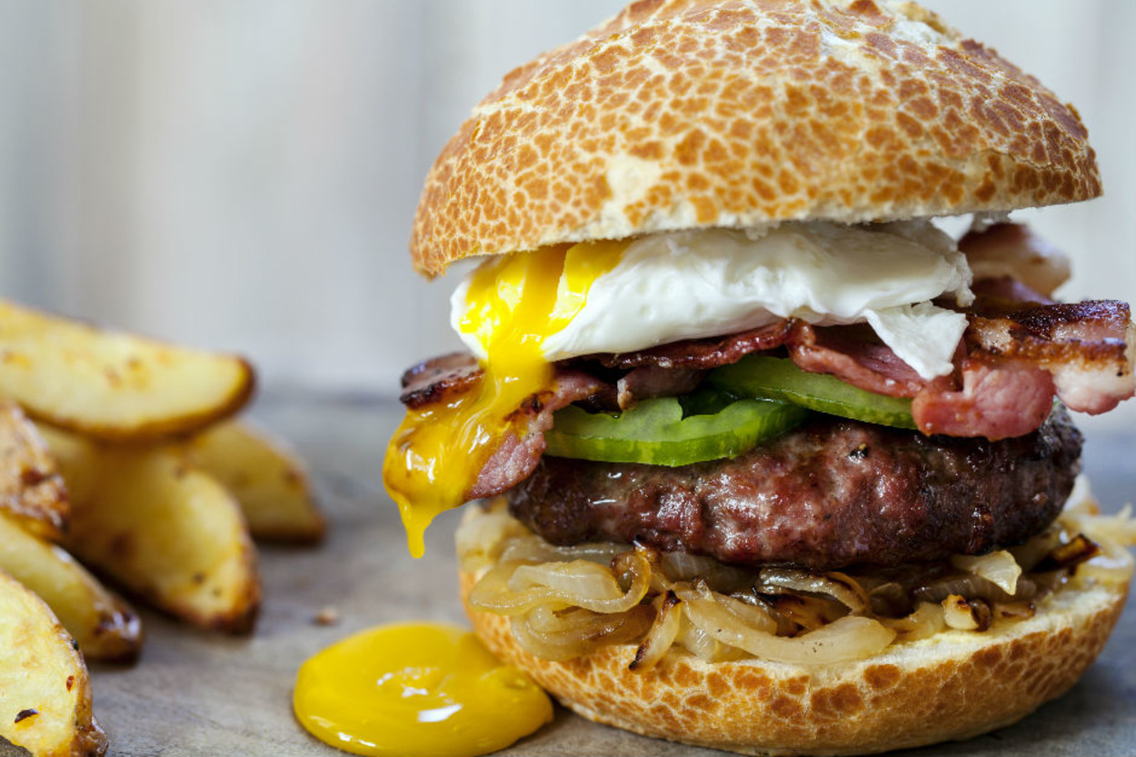 Gurme Lezzet Arayanlara: Dana Baconlu & Poşe Yumurtalı Burger