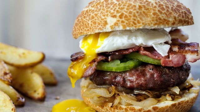 Gurme Lezzet Arayanlara: Dana Baconlu & Poşe Yumurtalı Burger