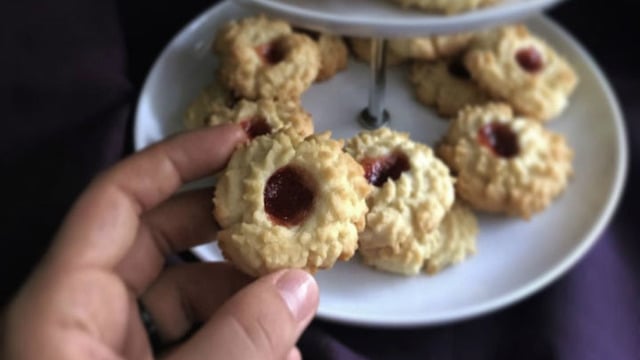 Tadı Dopdolu: Reçelli Tırtıl Kurabiye