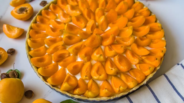 Üç Kat Lezzet: Kayısılı Muhallebili Tart