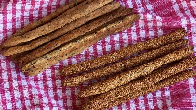 Üstelik Ev Yapımı: Peynirli Susamlı Çubuk Kraker