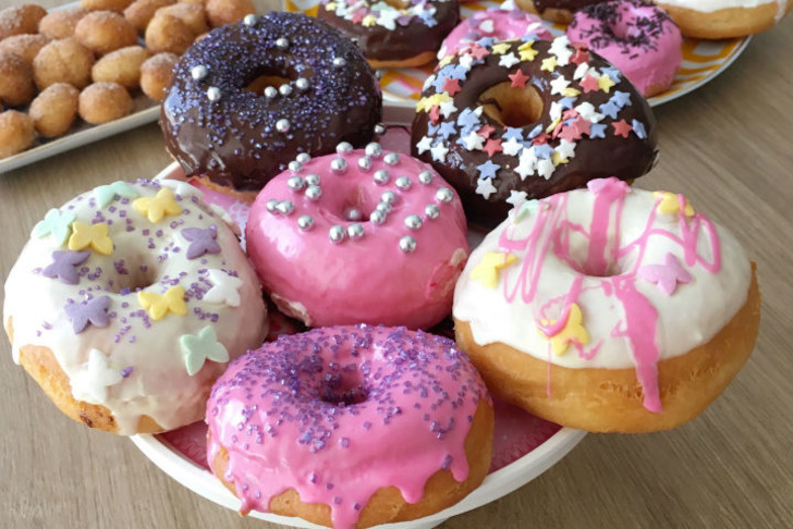 https://yemek.com/tarif/rengarenk-donut/ | Rengarenk Donut Tarifi
