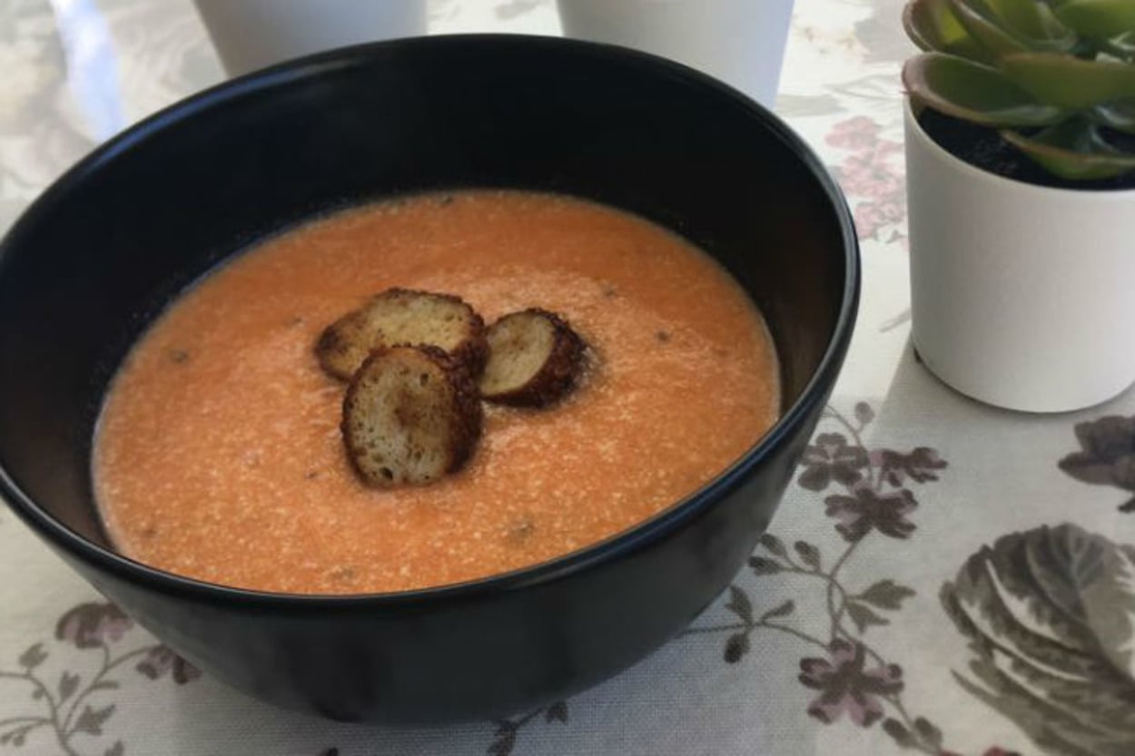 İçinizi Isıtacak: Lor Peynirli Domates Çorbası