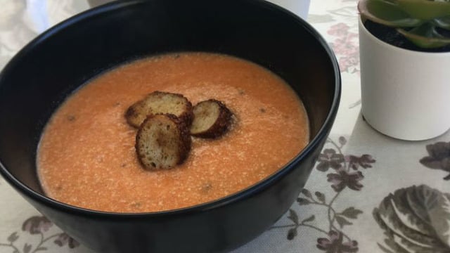 İçinizi Isıtacak: Lor Peynirli Domates Çorbası
