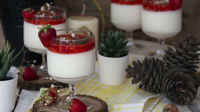 Tam Bir Yaz Tatlısı: Çilek Soslu Kup