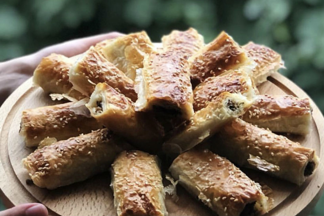 Ev Yapımı: Kıymalı Cevizli Rulo Börek