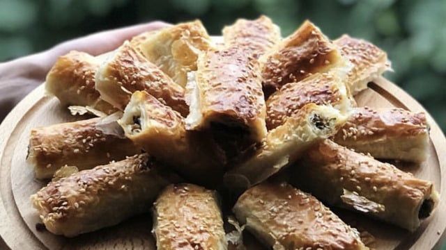 Ev Yapımı: Kıymalı Cevizli Rulo Börek