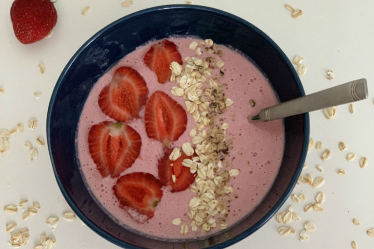 Pembe Sabahlara: Çilekli Smoothie Bowl