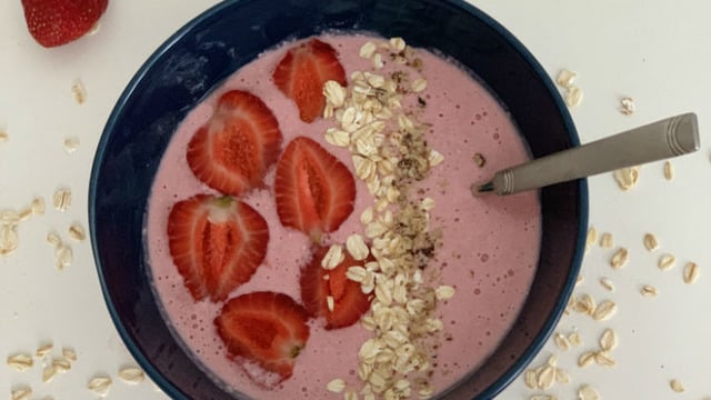 Pembe Sabahlara: Çilekli Smoothie Bowl