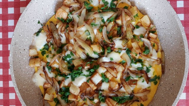 Doyurucu ve Lezzetli: Patatesli ve Soğanlı Omlet