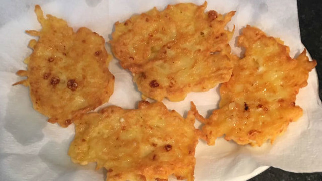Aile Kahvaltılarına: Patates ve Peynirli Kaşık Dökmesi