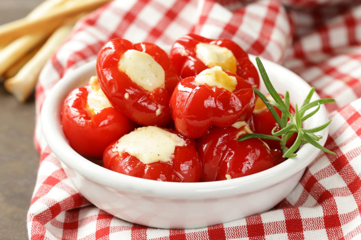 Meze Niyetine: Lor Peynirli Biber Turşusu