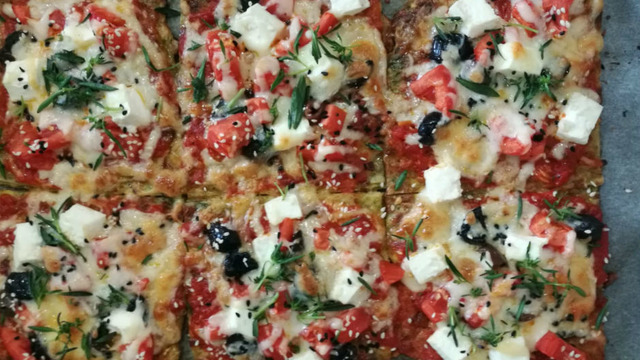 Hafif Tarif: Hamursuz Akdeniz Pizzası