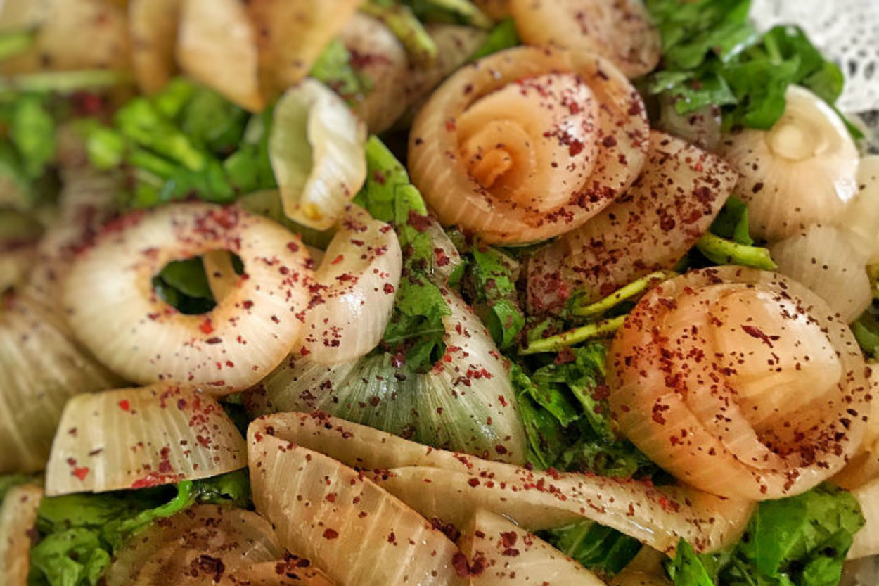 Meze Niyetine: Közlenmiş Soğan Salatası