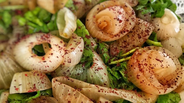 Meze Niyetine: Közlenmiş Soğan Salatası