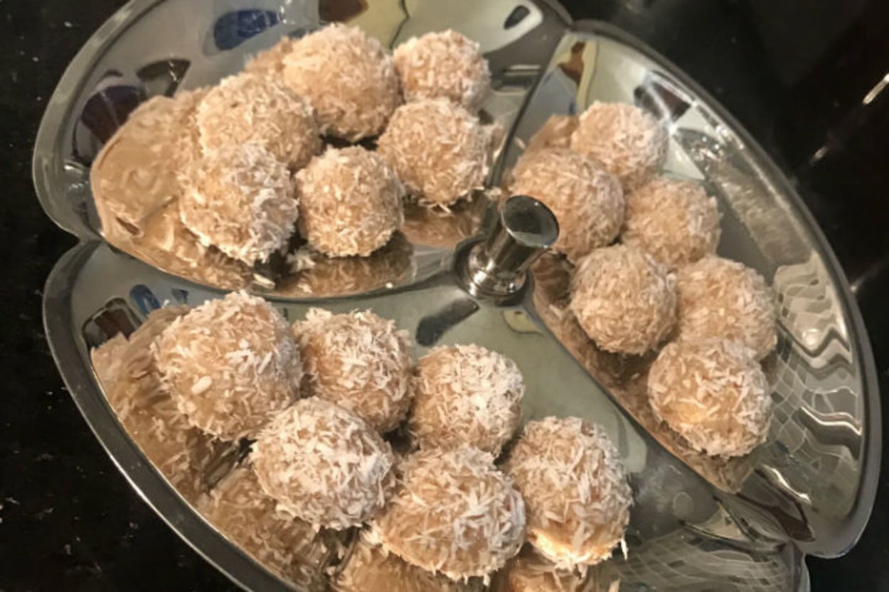 Az Malzemeli ve Lezzetli: Tahinli Badem Topları
