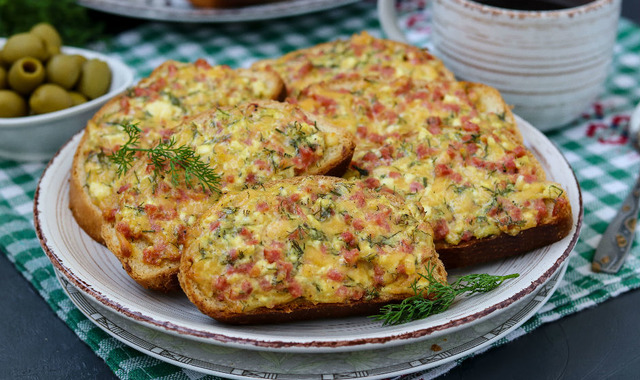 En Kolay Kahvaltılıklardan: Pizza Tadında Yumurtalı Ekmek