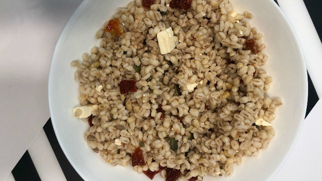 Tek Başına Doyuran: Kuru Domatesli Buğday Salatası