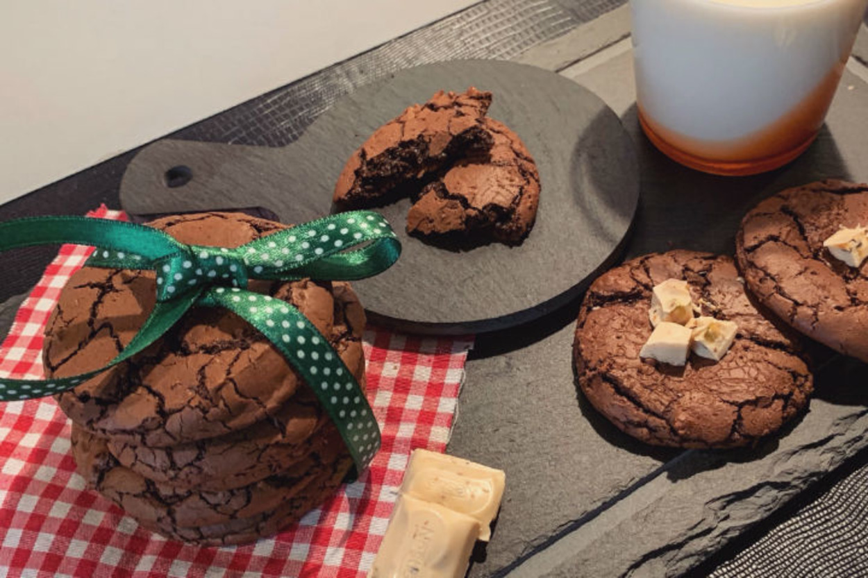 Dışı Çatlak İçi Yumuş: Çikolatalı Brownie Kurabiye