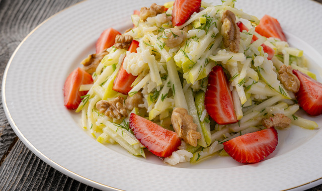 Sıradanlıktan Uzak: Avokado ve Elmalı Pirinç Salatası