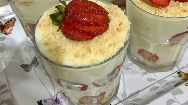 Akışkan Muhallebili: Bardakta Pratik Manolya