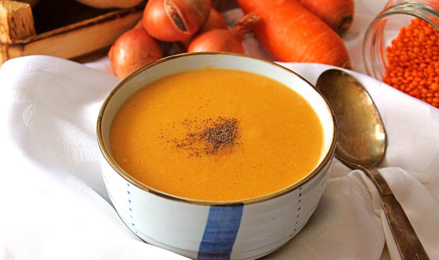 En Kolayı: Düdüklüde Mercimek Çorbası