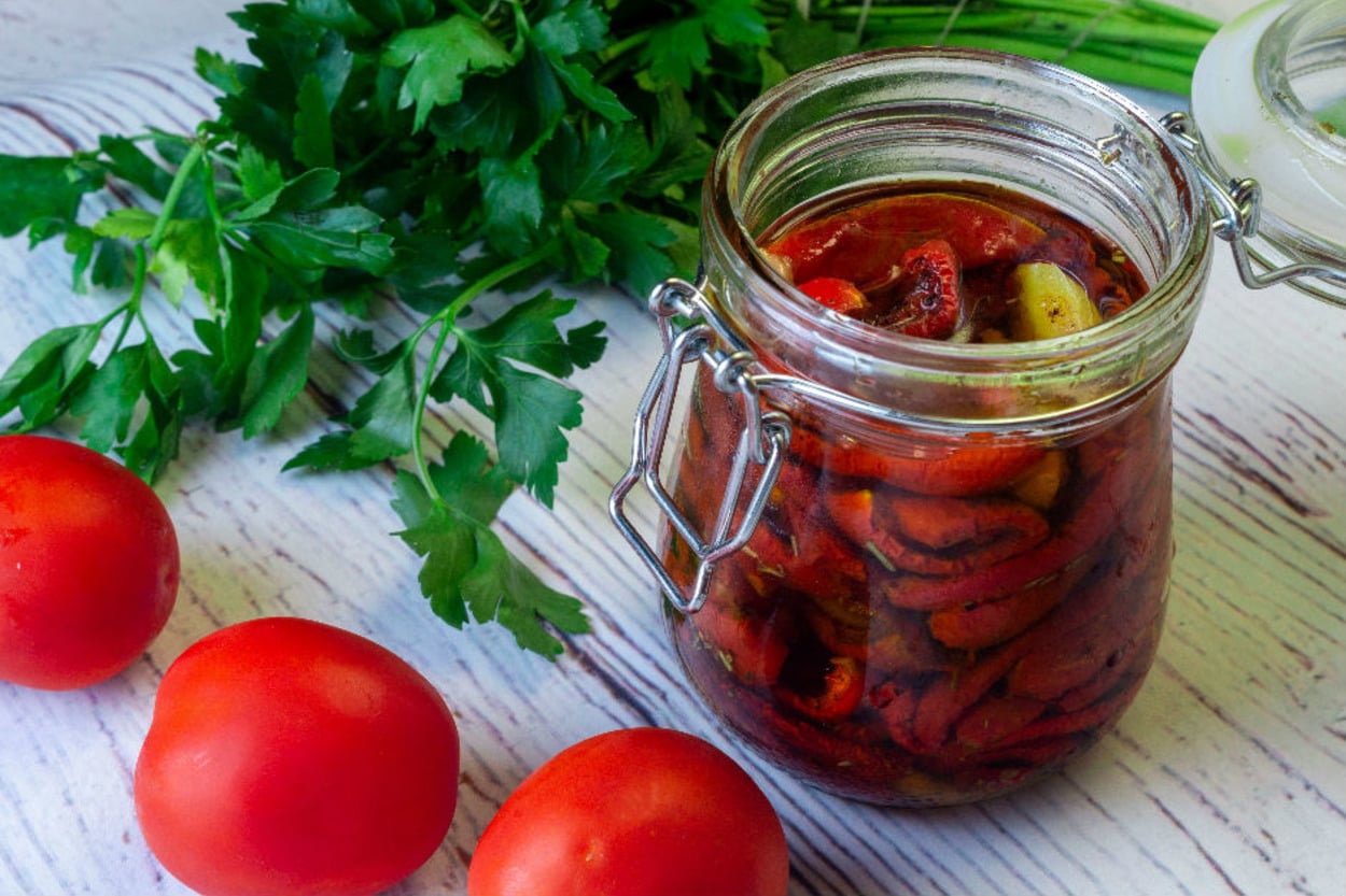 Hem Meze Hem de Kahvaltılık: Sarımsaklı Kuru Domates