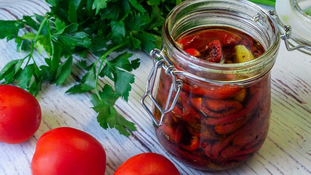 Hem Meze Hem de Kahvaltılık: Sarımsaklı Kuru Domates