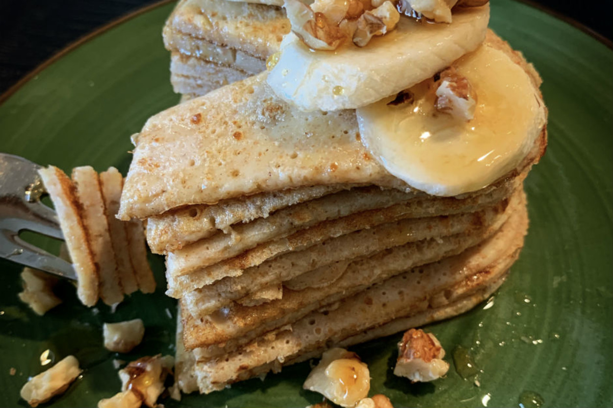 Üstelik Kalpli: Tam Buğdaylı Pancake Kulesi