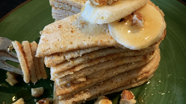 Üstelik Kalpli: Tam Buğdaylı Pancake Kulesi
