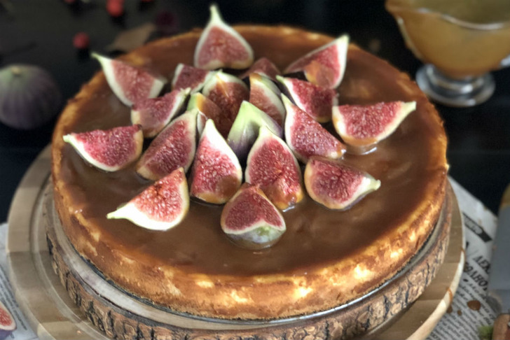 İncirli Karamel Soslu Cheesecake Tarifi