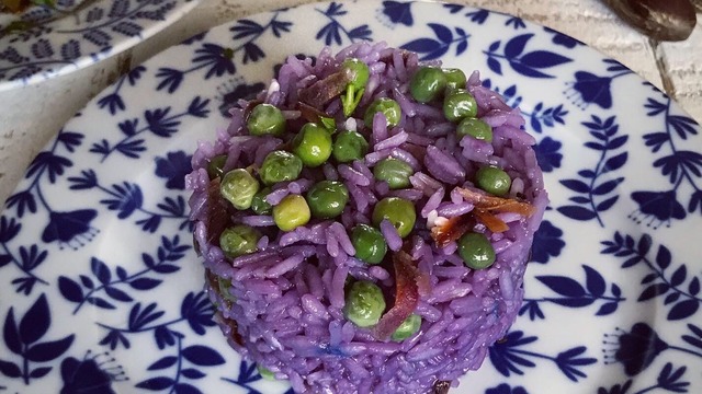 Damaklara Renkli Lezzet: Bezelyeli Mor Pilav