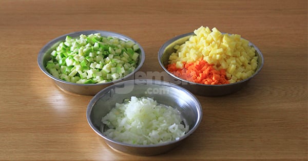 lokanta-usulu-sebze-corbasi-asama-1