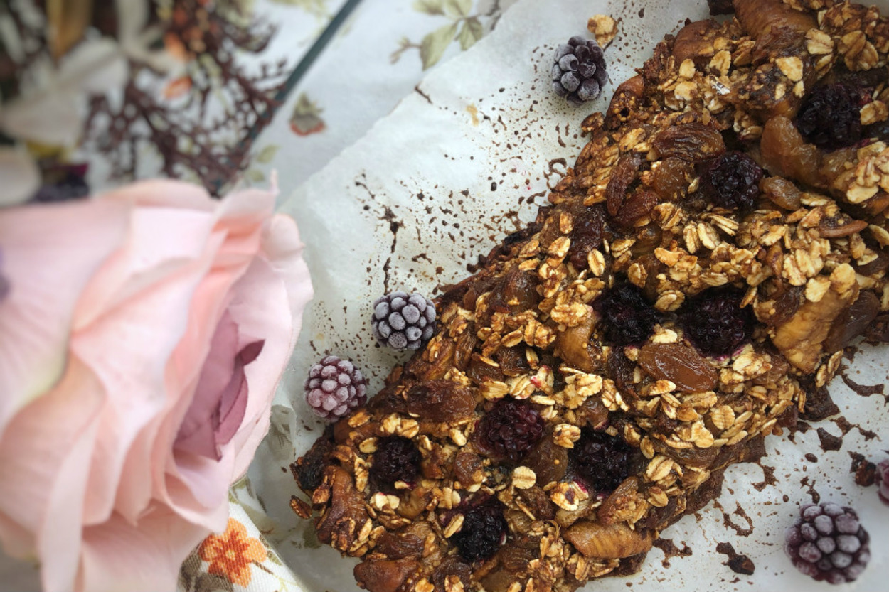 Besleyici Bir Ara Öğün Arayanlara: Glutensiz Böğürtlenli Yulaf Kek