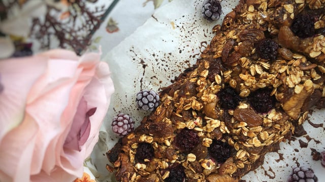 Besleyici Bir Ara Öğün Arayanlara: Glutensiz Böğürtlenli Yulaf Kek