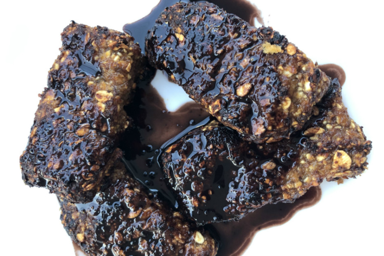 Tatlı Krizlerine Masum Çözüm: Akışkan Çikolata Soslu Raw Bar
