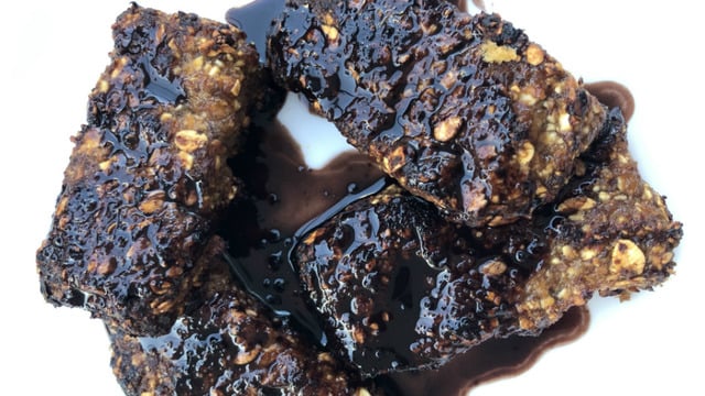 Tatlı Krizlerine Masum Çözüm: Akışkan Çikolata Soslu Raw Bar