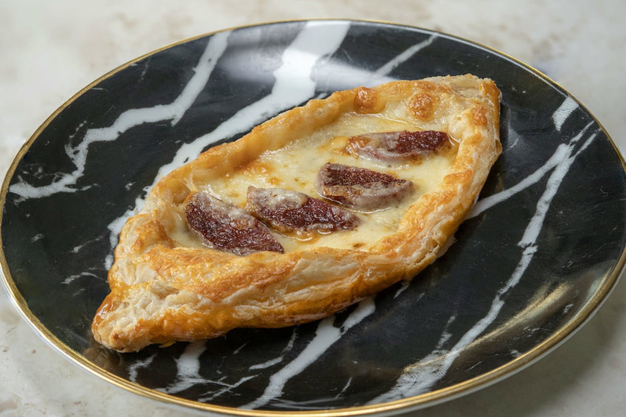 Hızlı ve Lezzetli: Sucuklu Kaşarlı Milföy Pide