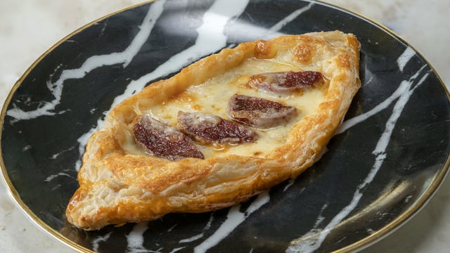 Hızlı ve Lezzetli: Sucuklu Kaşarlı Milföy Pide