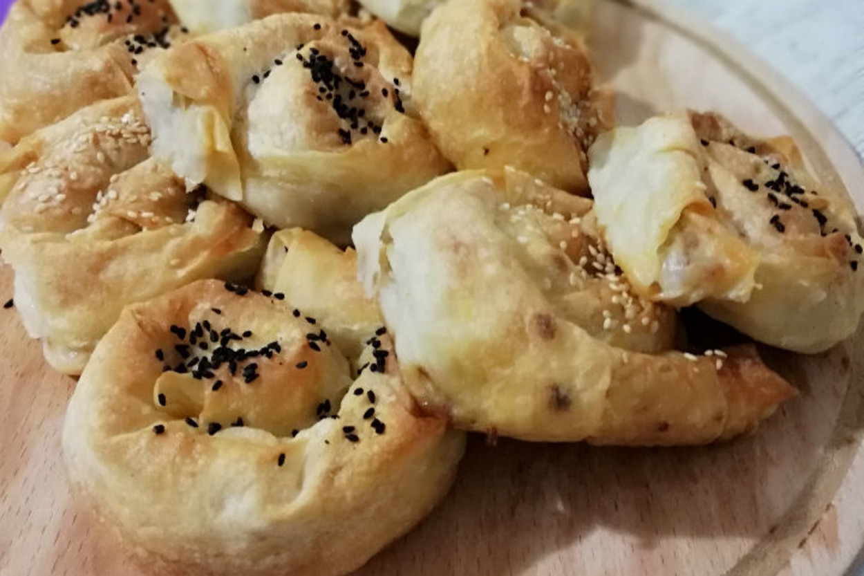İçinde Yok Yok: Bol Malzemeli Gül Böreği