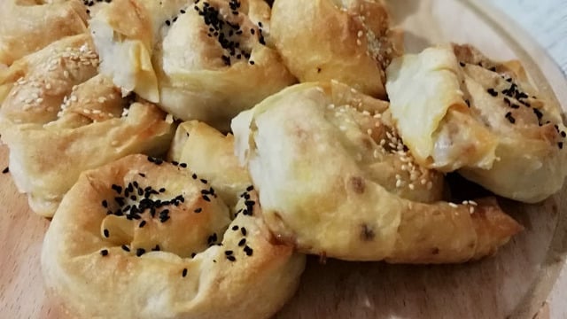 İçinde Yok Yok: Bol Malzemeli Gül Böreği