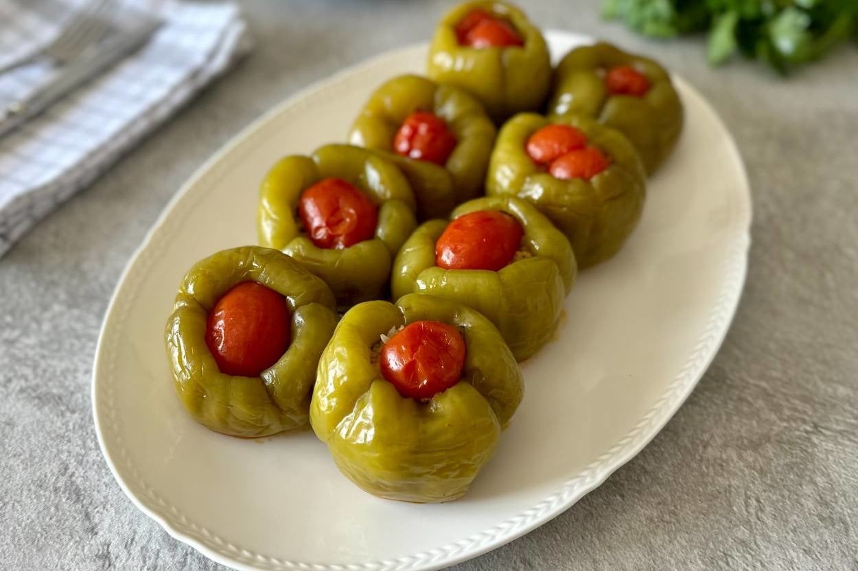 Anne Eli Değmiş Gibi: Kolay Biber Dolması