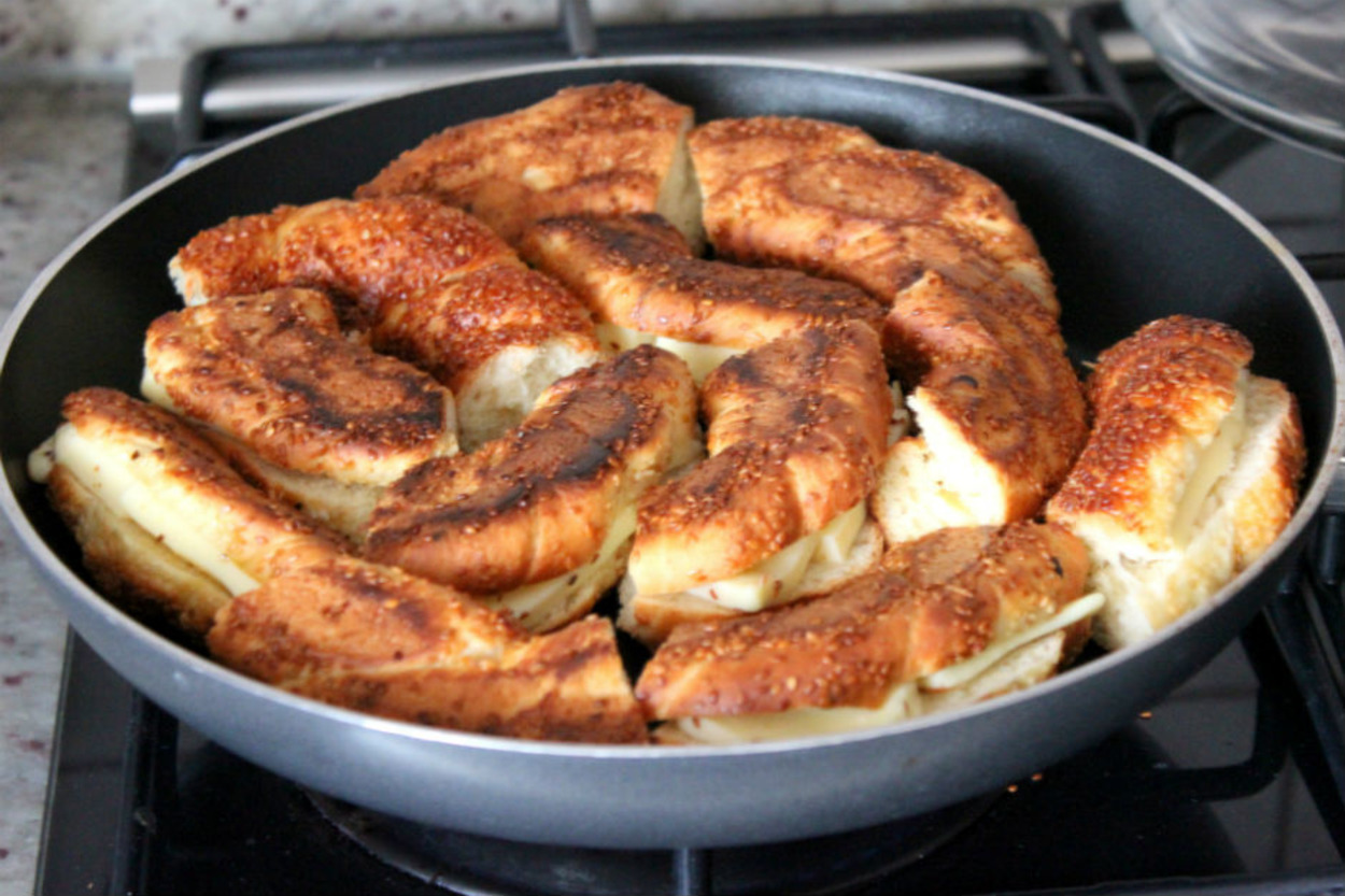 Kahvaltıya Hızlı Çözüm: Kaşarlı Simit Tava
