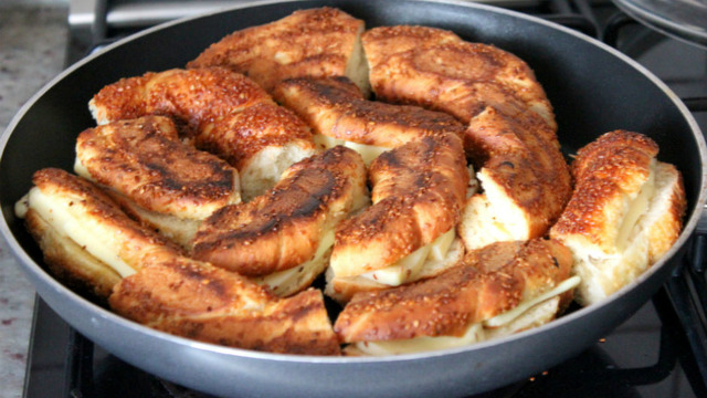 Kahvaltıya Hızlı Çözüm: Kaşarlı Simit Tava