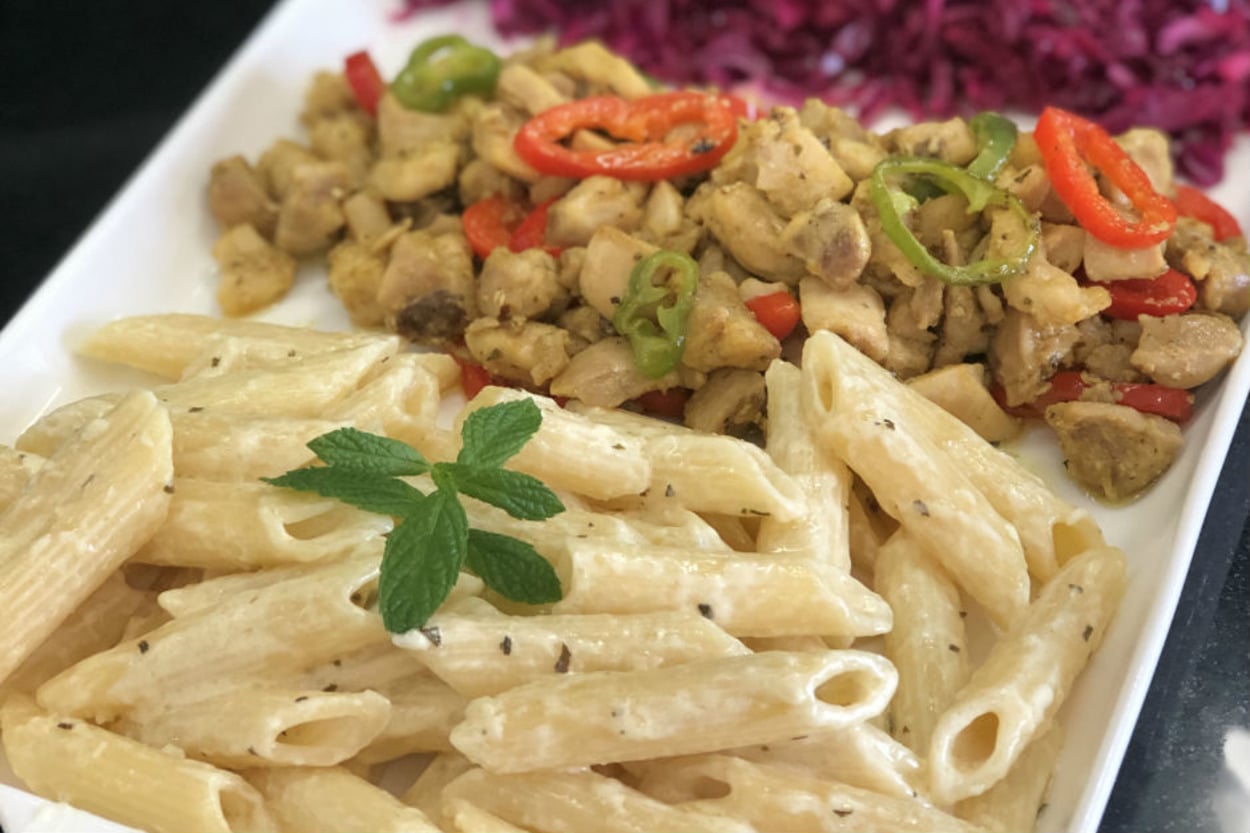 İkisi Bir Tabakta: Köri Soslu Tavuk & Kremalı Makarna