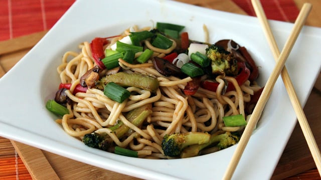 Dışarıda Yediklerinizi Unutturacak: Sebzeli Noodle