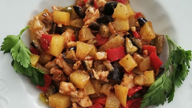 Akşam Yemeğine: Sebzeli Tavuk Göğsü
