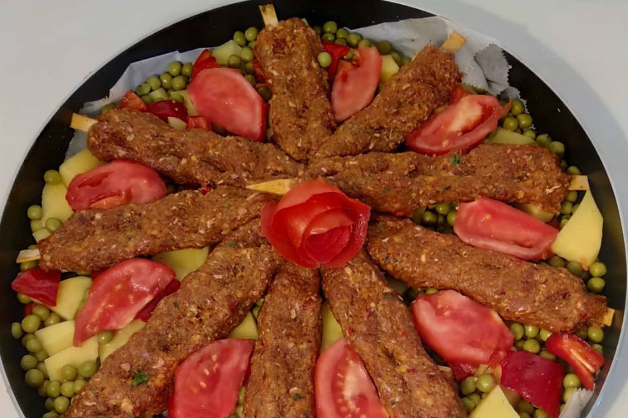 Kalabalık Sofralara: Sebze Tabanlı Şişte Köfte